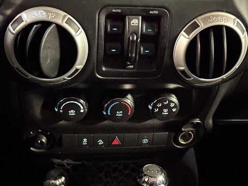 Used 2018 Jeep Wrangler Unlimited Sahara image 17