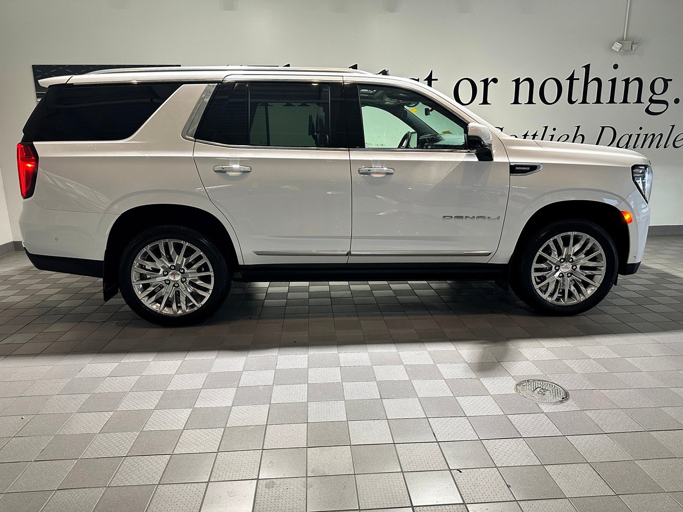 Used 2024 GMC Yukon Denali w/ Denali Reserve Package AWD/4WD image 3