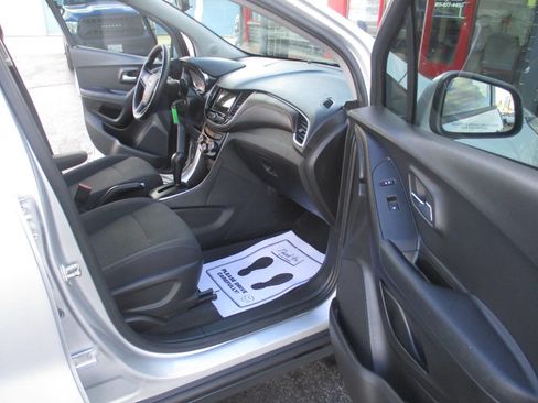 Used 2018 Chevrolet Trax LS image 21