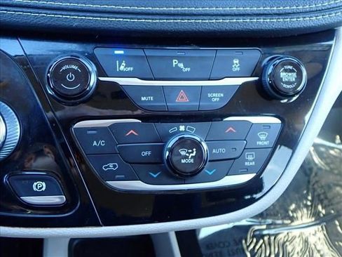 Used 2022 Chrysler Pacifica Touring-L FWD image 21