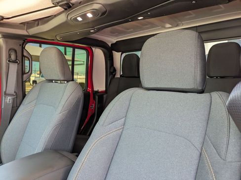 Used 2025 Jeep Gladiator Sport image 13