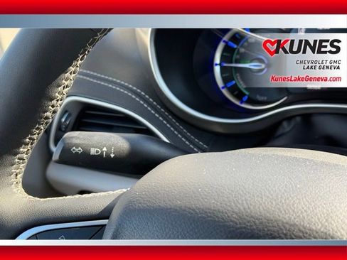 Used 2024 Chrysler Pacifica Select image 42