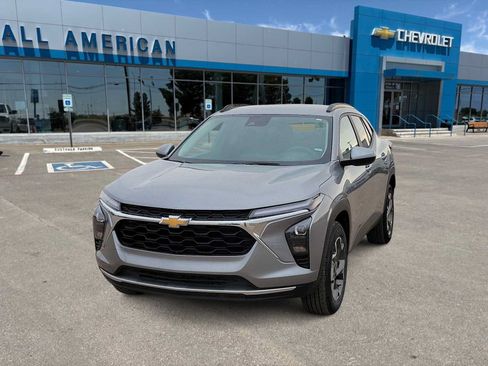 Used 2025 Chevrolet Trax LT FWD image 1