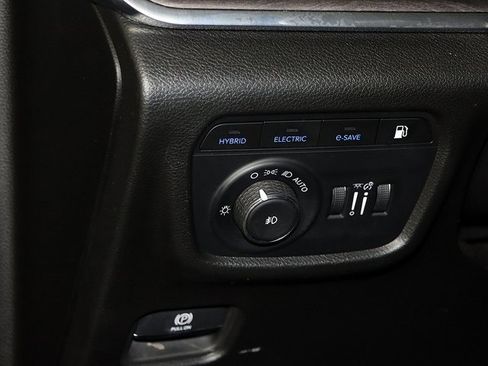 Used 2022 Jeep Grand Cherokee Overland w/ Luxury Tech Group IV image 27