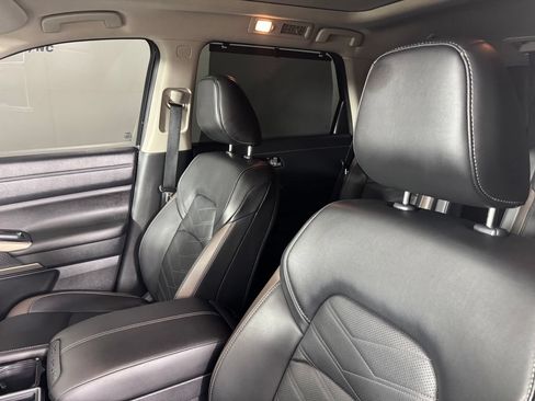 Used 2024 Nissan Pathfinder Platinum FWD image 11