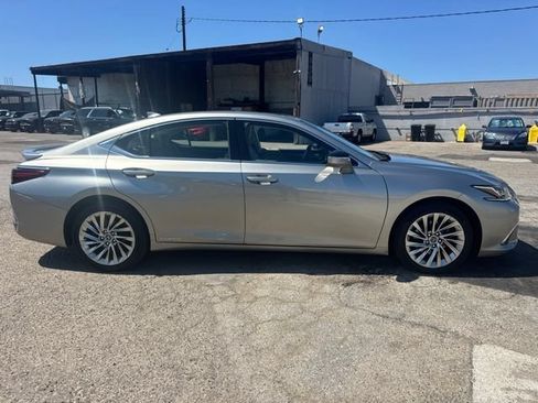 Used 2019 Lexus ES 300h w/ Accessory Package 2 FWD image 3