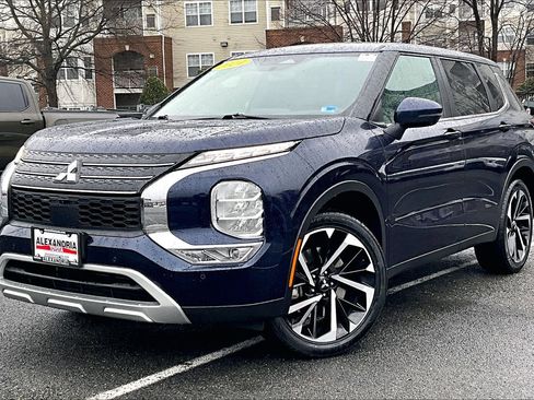 Used 2024 Mitsubishi Outlander SE image 1