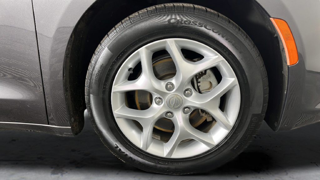 Used 2018 Chrysler Pacifica Touring Plus w/ Tire & Wheel Group FWD image 40
