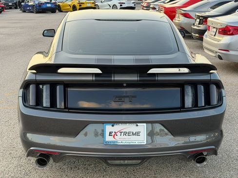 Used 2017 Ford Mustang GT RWD image 3