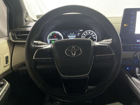 Used 2022 Toyota Sienna Limited image 14
