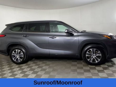 Used 2022 Toyota Highlander XLE image 3