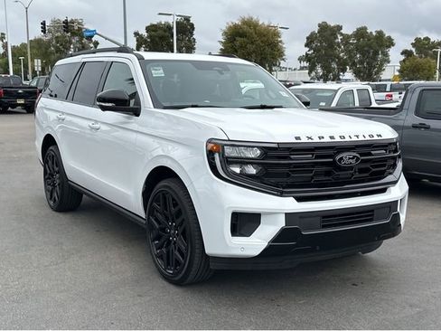 New 2026 Ford Expedition Platinum w/ Stealth Performance Package AWD/4WD image 3