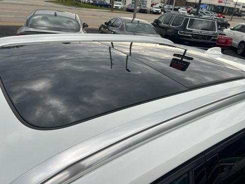 Used 2023 Volvo XC40 B5 Ultimate w/ Climate Package image 9