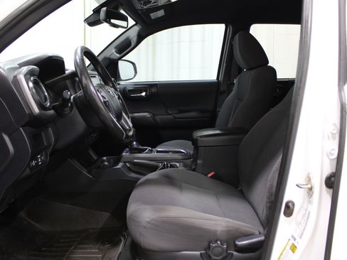 Used 2019 Toyota Tacoma TRD Off-Road image 3