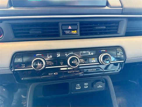 Used 2025 Honda Pilot Touring image 16