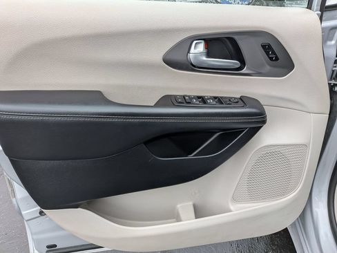 Used 2024 Chrysler Pacifica Touring-L FWD image 11