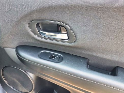 Used 2019 Honda HR-V LX image 36