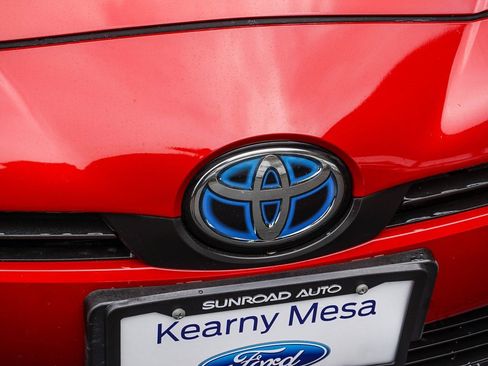 Used 2019 Toyota Prius LE w/ Carpet Mat Package image 11