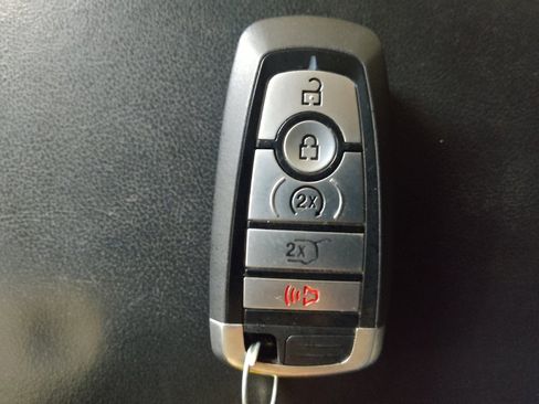 Used 2022 Ford Explorer XLT w/ Equipment Group 202A AWD/4WD image 32