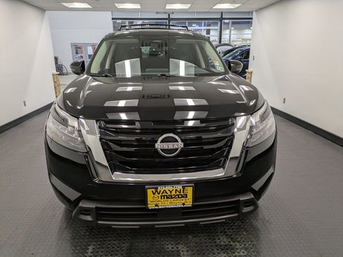 Used 2024 Nissan Pathfinder SV image 2