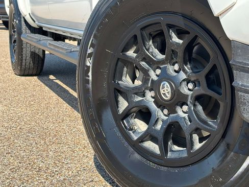 Used 2019 Toyota Tacoma SR5 AWD/4WD image 2