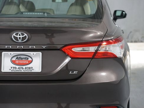 Used 2018 Toyota Camry LE image 10