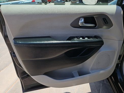 Used 2021 Chrysler Pacifica Touring-L FWD image 8