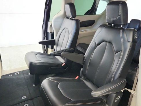 Used 2023 Chrysler Pacifica Touring-L FWD image 24