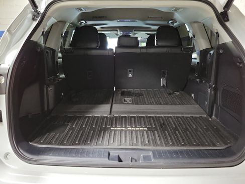 Used 2023 Toyota Highlander XLE AWD/4WD image 9