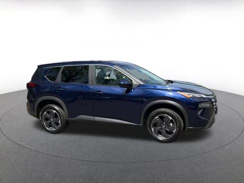 Used 2025 Nissan Rogue SV image 2