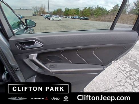 Used 2024 Volkswagen Tiguan SE image 16