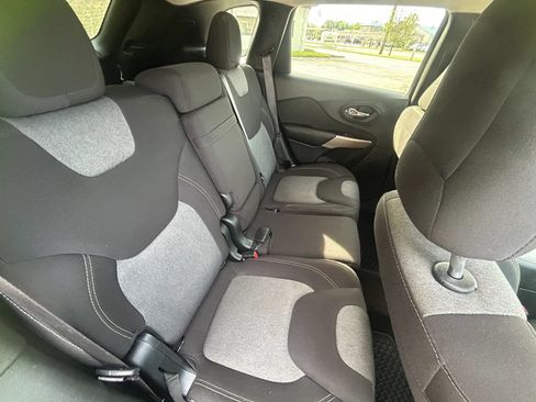 Used 2018 Jeep Cherokee Latitude w/ Cold Weather Group AWD/4WD image 19