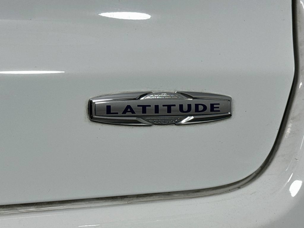Used 2024 Jeep Compass Latitude AWD/4WD image 10