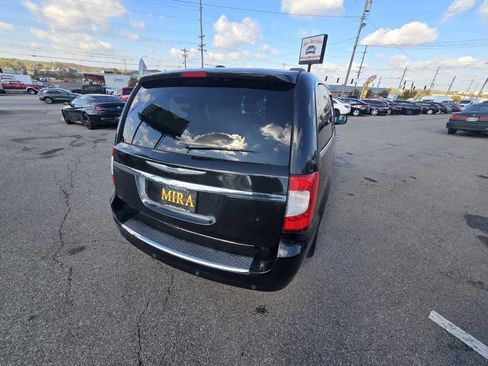 Used 2014 Chrysler Town & Country Touring-L w/ Driver Convenience Group image 61