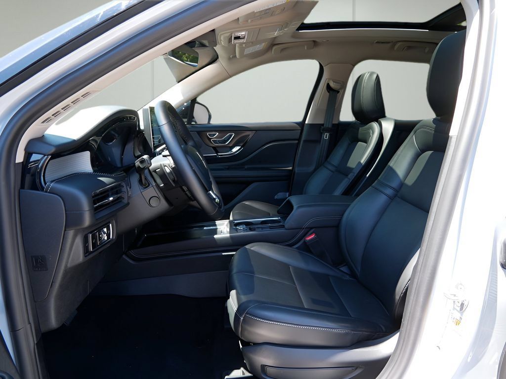 Used 2025 Lincoln Corsair AWD w/ Equipment Group 101A image 10