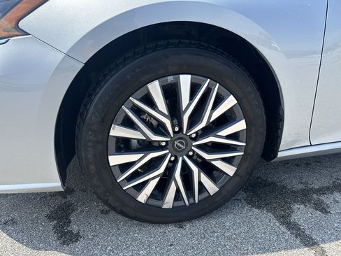 Used 2024 Nissan Altima 2.5 SV w/ SV Premium Package FWD image 8