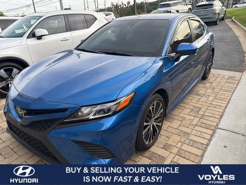 Used 2020 Toyota Camry SE image 1