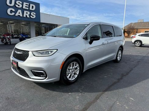 Used 2024 Chrysler Pacifica Touring-L FWD image 3