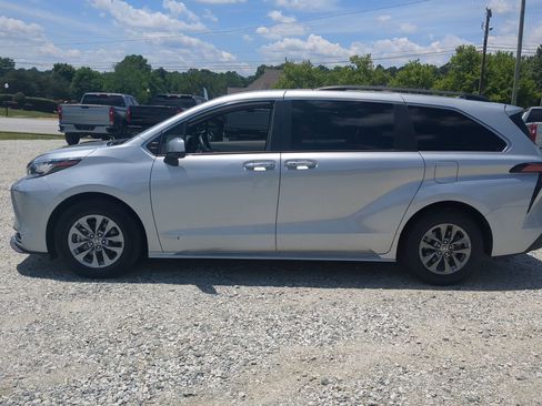 Used 2021 Toyota Sienna XLE FWD image 7