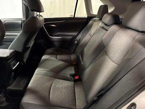 Used 2020 Toyota RAV4 XLE w/ XLE Grade Weather Package AWD/4WD image 5