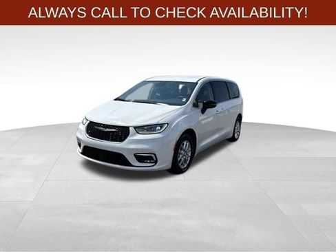 Used 2024 Chrysler Pacifica Touring-L FWD image 3