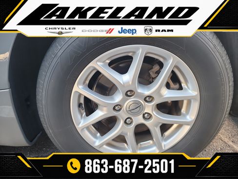 Used 2021 Chrysler Pacifica Touring-L w/ Uconnect Theater Family Group FWD image 8