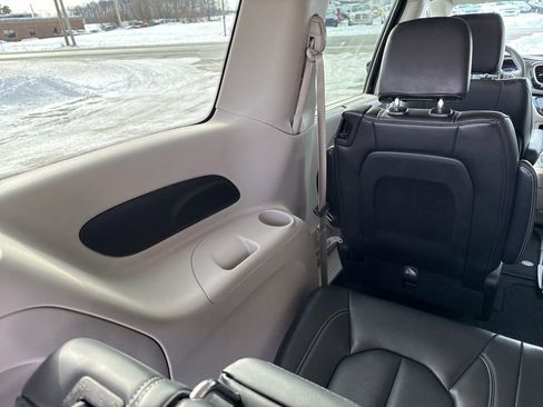 Used 2024 Chrysler Pacifica Touring-L image 20