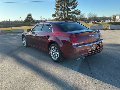 Used 2019 Chrysler 300 Touring w/ Driver Convenience Group image 4