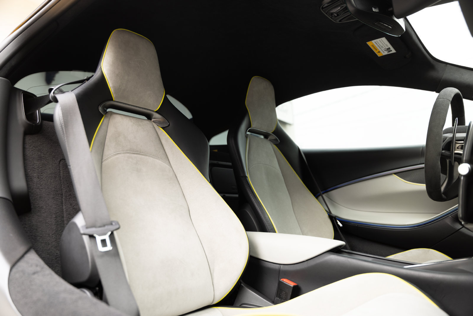 Used 2023 McLaren Artura RWD image 18