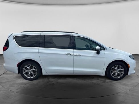 Used 2018 Chrysler Pacifica Touring w/ Tire & Wheel Group FWD image 3