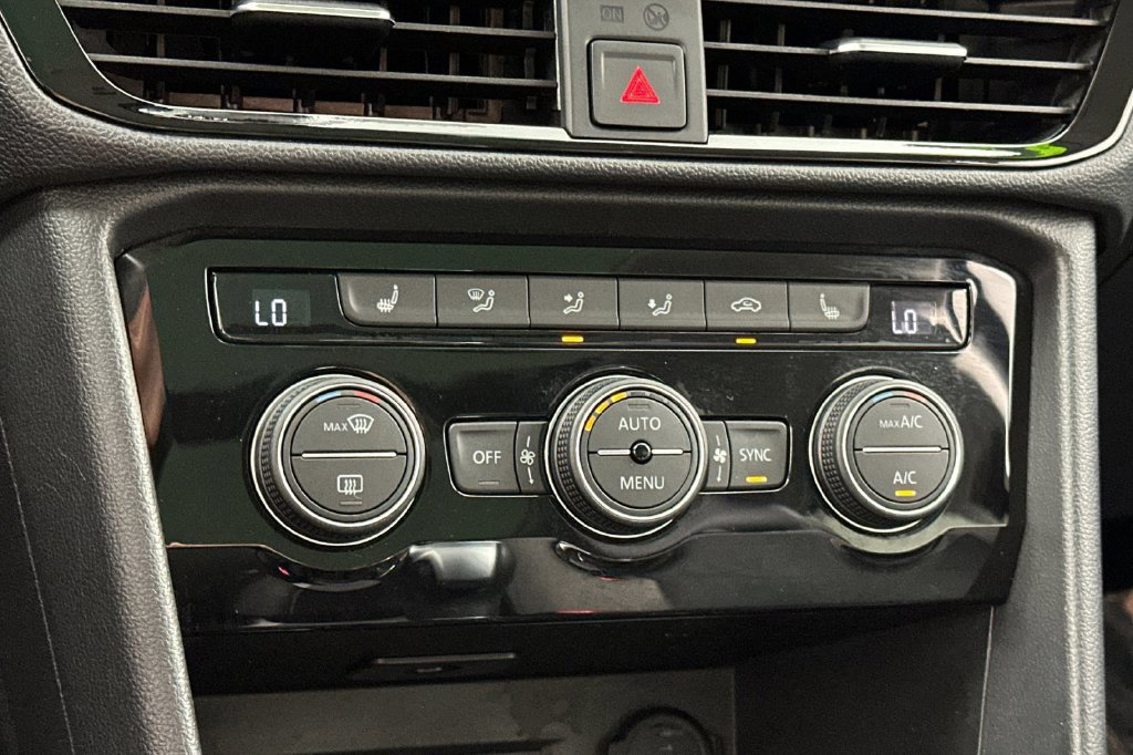 Used 2024 Volkswagen Taos SE w/ Panoramic Sunroof Package FWD image 24