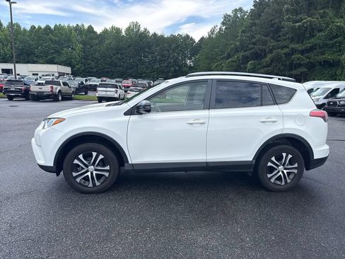 Used 2017 Toyota RAV4 LE FWD image 4