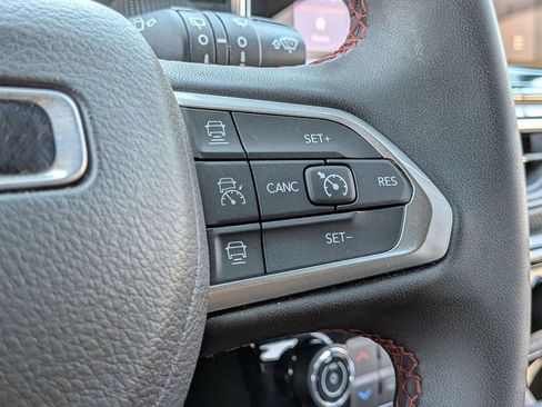 Used 2025 Jeep Compass Trailhawk image 21