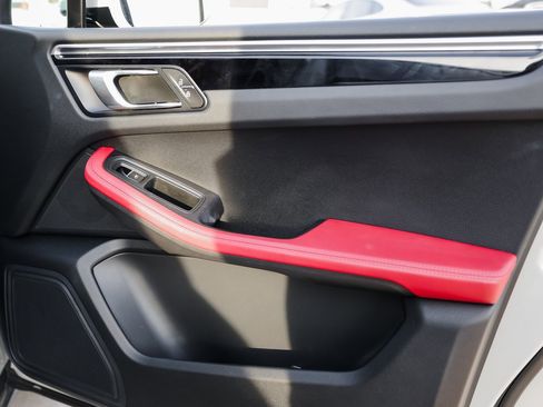 Certified 2022 Porsche Macan S image 27